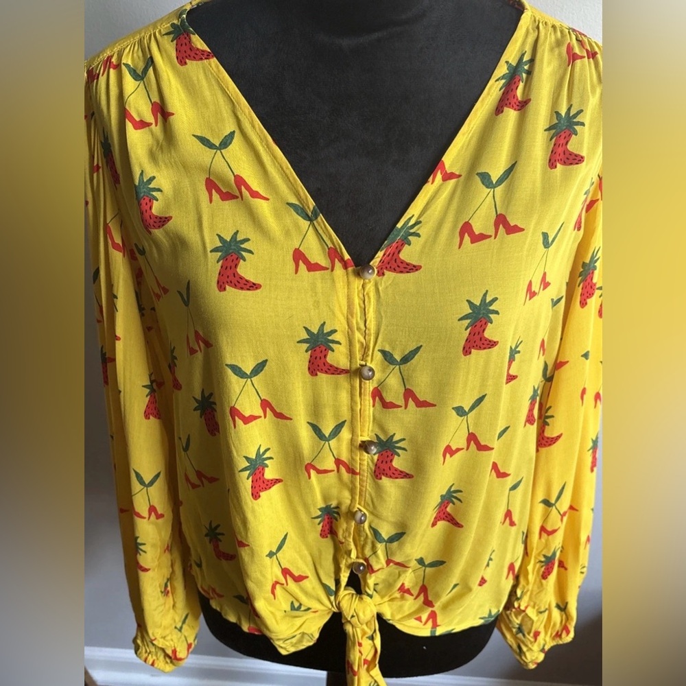 Kendra Dandy Strawberry Cherry  High Heel 👠 Yellow Blouse 6 Anthropologie